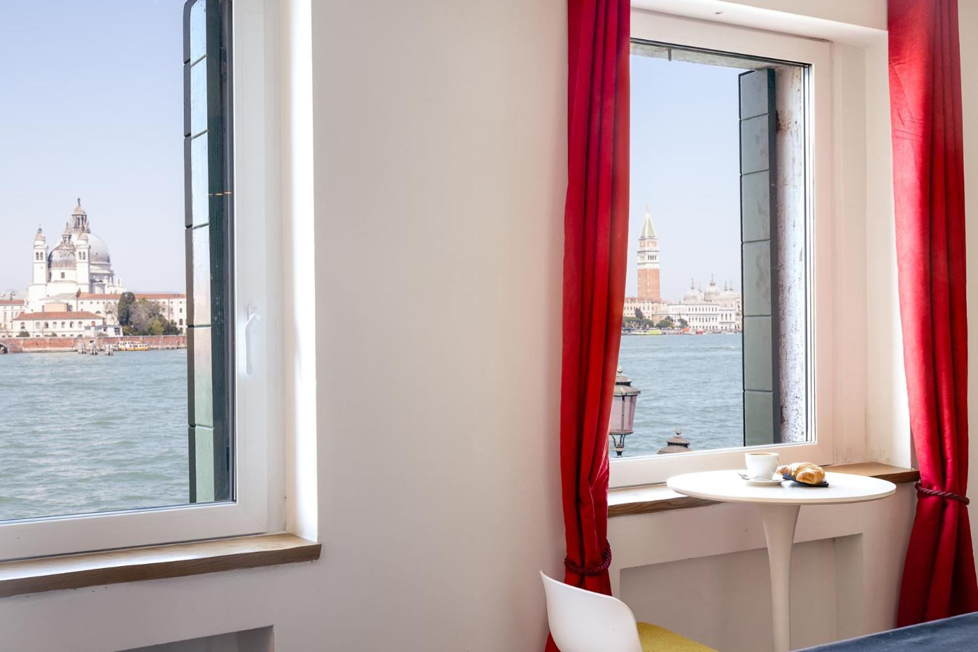 3 Windows On St Mark - Waterfront Apartment Βενετία Εξωτερικό φωτογραφία