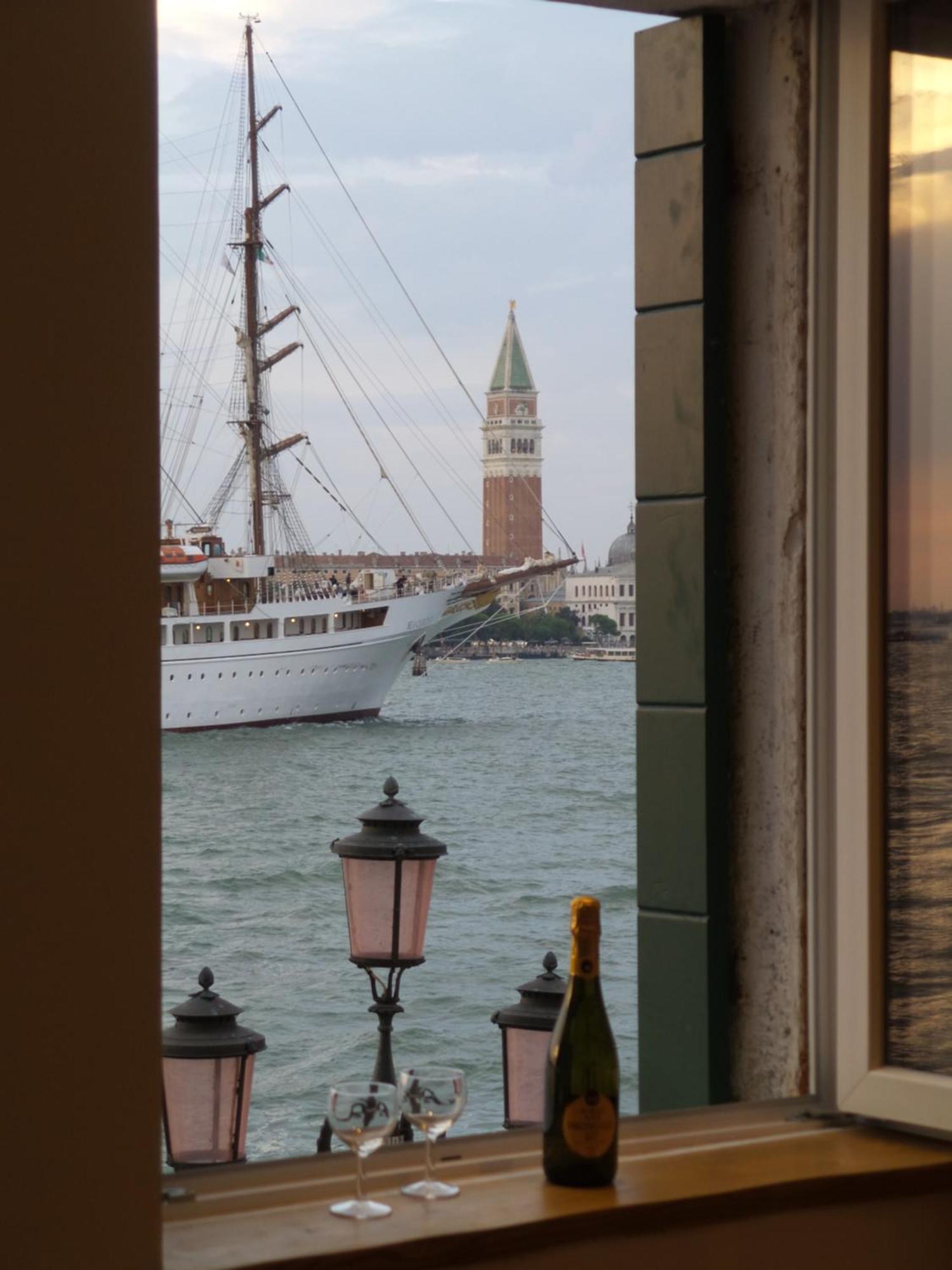 3 Windows On St Mark - Waterfront Apartment Βενετία Εξωτερικό φωτογραφία